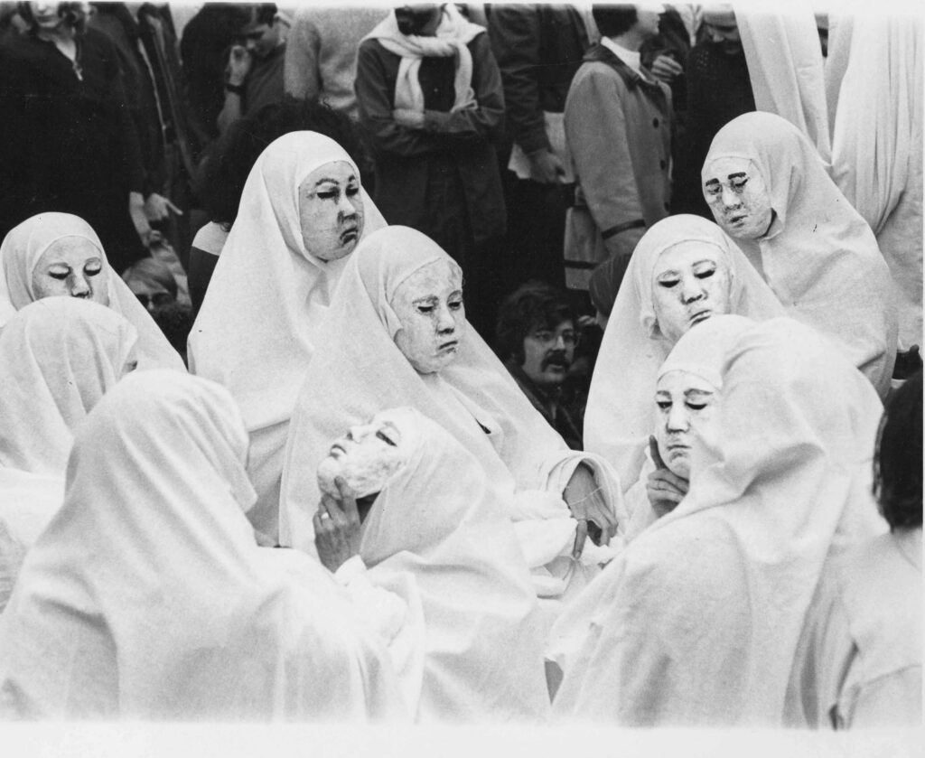 D242womenofvietnambreadandpuppetclose1972 1