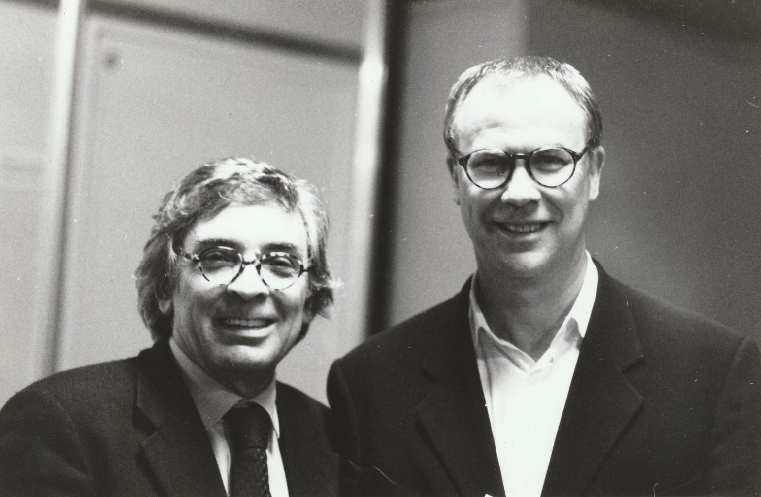 Immagine di fine volume gigi e bob al palazzo dei congressi di taormina per il v premio europa per il teatro assegnato a wilson 3 6 gennaio 1997