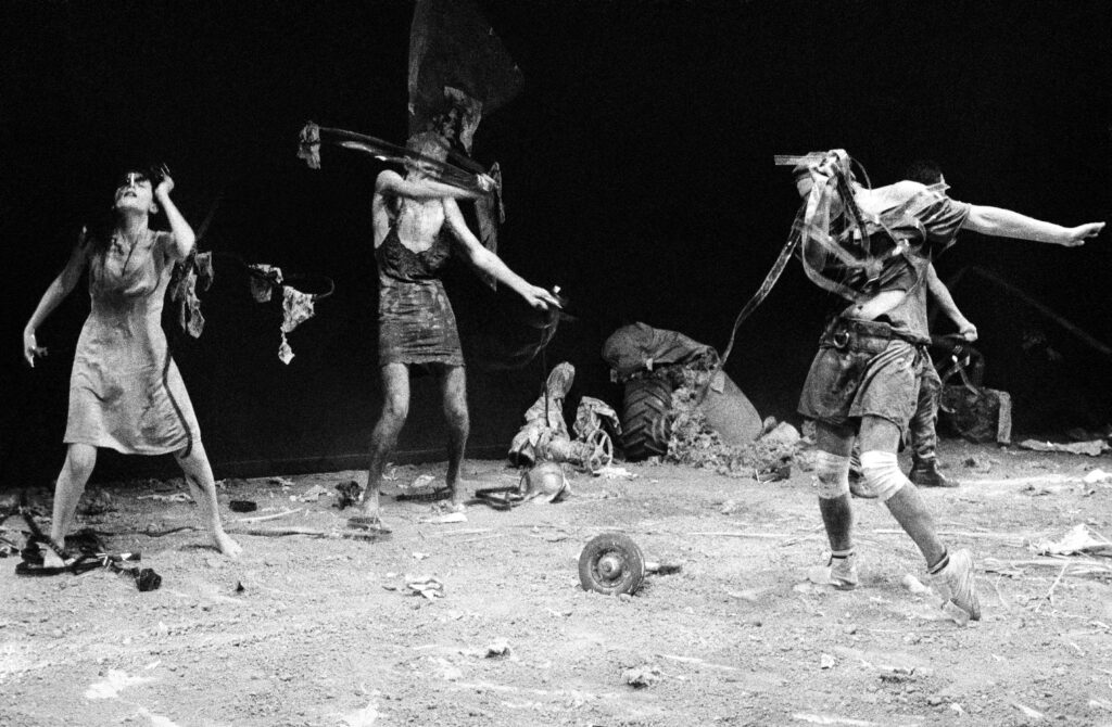 7. medea material by heiner muller, moscow 1989, taganka theatre, eurykleia sofroniadou, thodoros polyzonis, akis sakellariou (photos martin cohen)