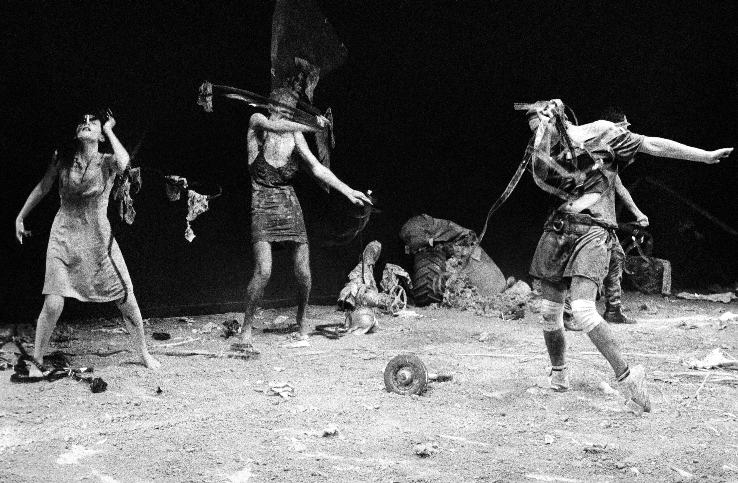 7. medea material by heiner muller, moscow 1989, taganka theatre, eurykleia sofroniadou, thodoros polyzonis, akis sakellariou (photos martin cohen)